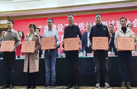 百舸争流奋楫者先